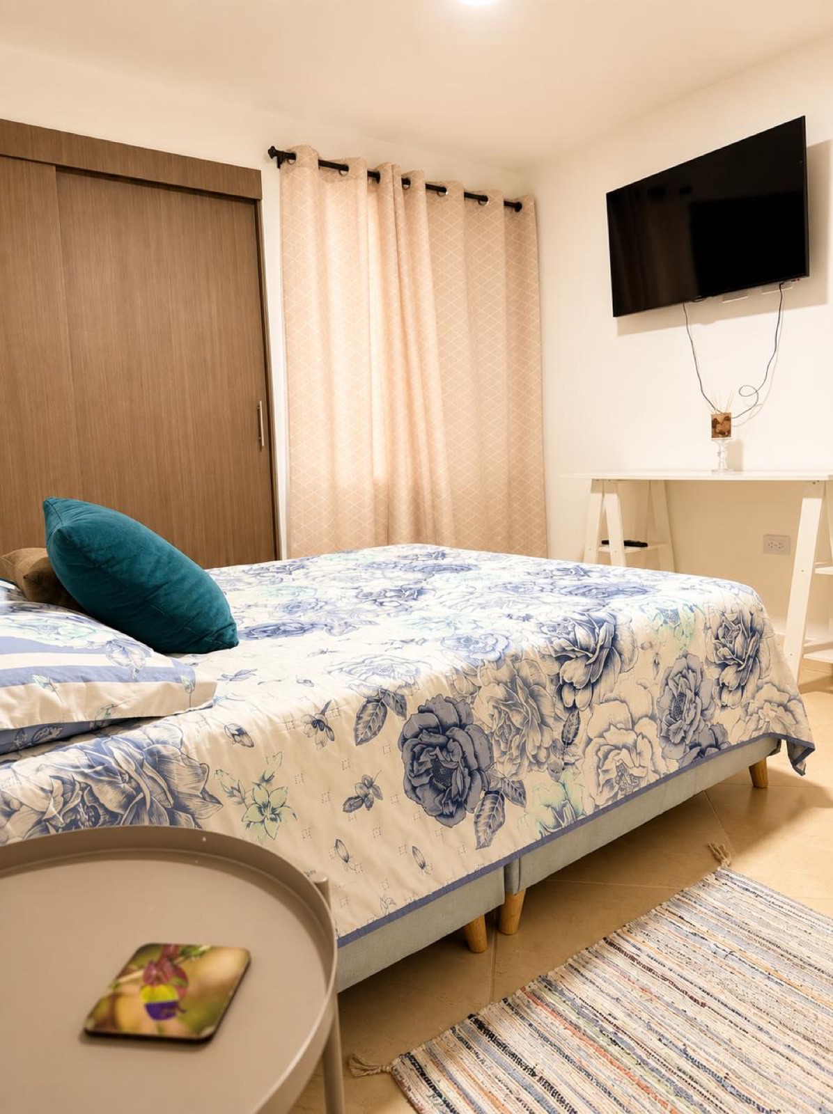 Room 3 with double bed, smart TV and desk